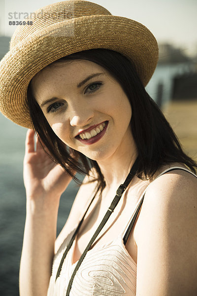Porträt einer jungen Frau mit Sommerhut