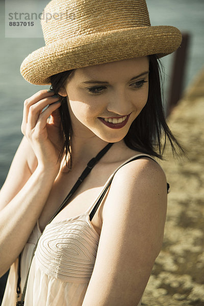 Porträt einer jungen Frau mit Sommerhut