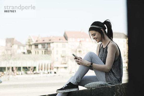 Junge Frau mit Smartphone