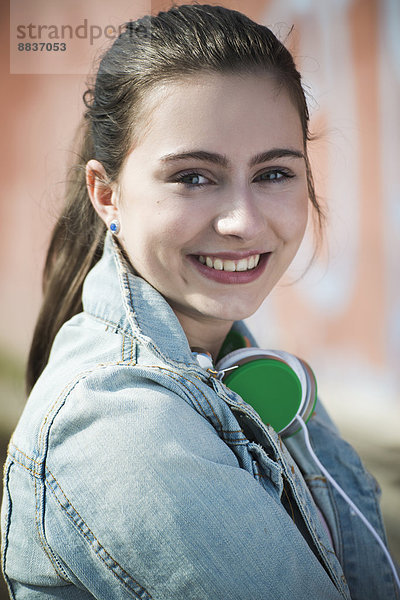 Porträt eines lächelnden Mädchens mit Kopfhörer