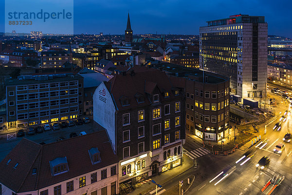 Dänemark  Aarhus  Blick ins Stadtzentrum zur blauen Stunde  Blick von oben