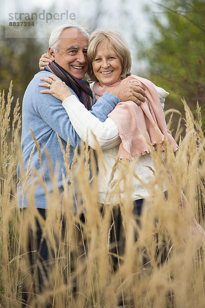 Porträt eines glücklichen älteren Paares  das sich umarmt