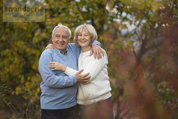Porträt eines glücklichen älteren Paares in der Umarmung
