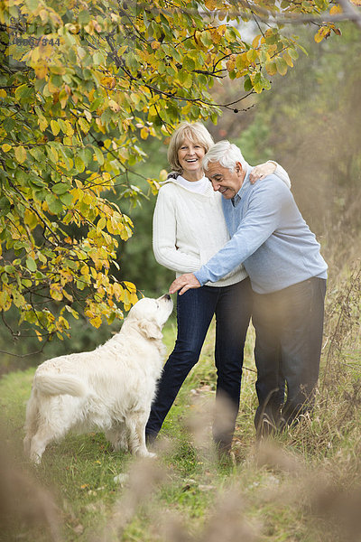 Porträt eines glücklichen älteren Paares mit Hund