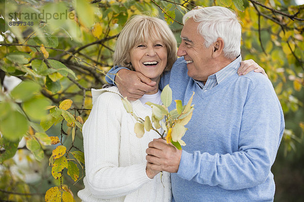 Porträt des lachenden Seniorenpaares