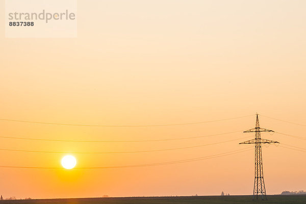 Deutschland  Baden-Württemberg  Strommast bei Sonnenuntergang