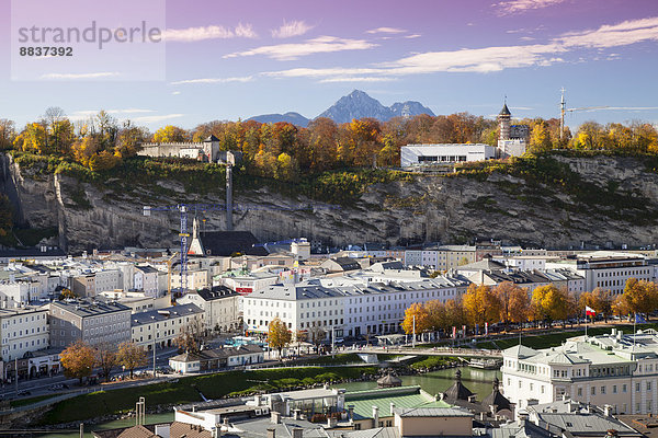 Österreich  Salzburg  Blick über die Stadt von Kapuzinerberg Richtung Monchsberg