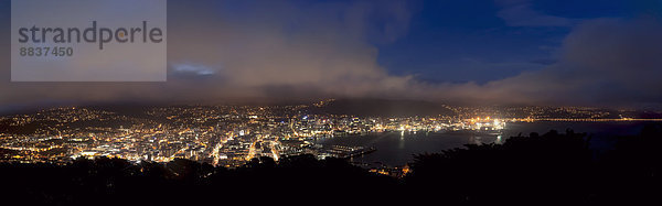 Neuseeland  Wellington  Stadtbild bei Nacht