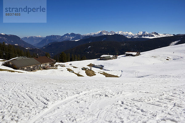 Deutschland  Bayern  Blick von der Moeseralm  Steinplatte auf die Alpen