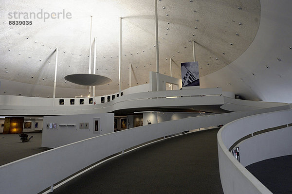 Innenraum des Nationalmuseums Museu Nacional Honestino Guimaraes  Architekt Oscar Niemeyer  Brasilia  Bundesdistrikt  Distrito Federal do Brasil  Brasilien