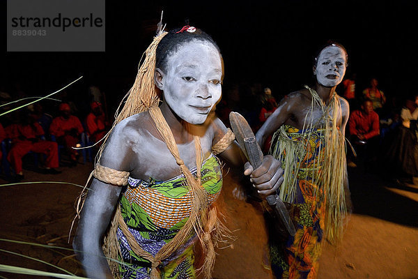 Kranke Frauen bei einem Heiltanz  Heilzeremonie  Nkala  Provinz Bandundu  Demokratische Republik Kongo