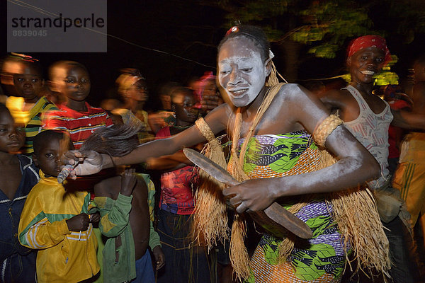 Kranke Frau bei einem Heiltanz  Heilzeremonie  Nklala  Provinz Bandundu  Demokratische Republik Kongo