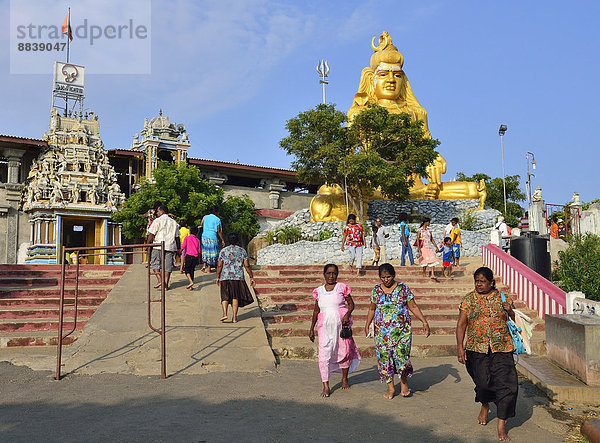 Aufgang zum hinduistischen Shiva-Tempel mit der goldenen Shiva-Statue  Trincomalee  Ostprovinz  Sri Lanka