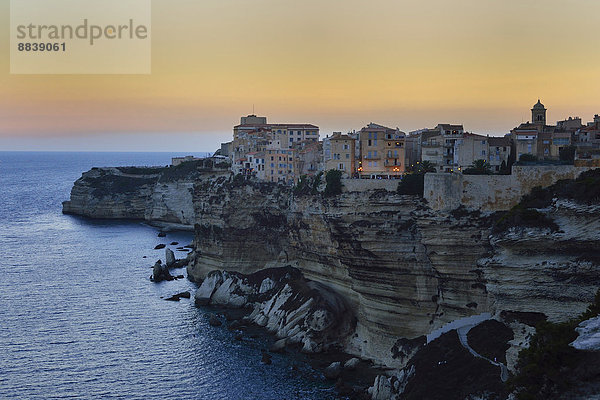 Frankreich Steilküste Stadt weiß Kreide Bonifacio Korsika Abenddämmerung