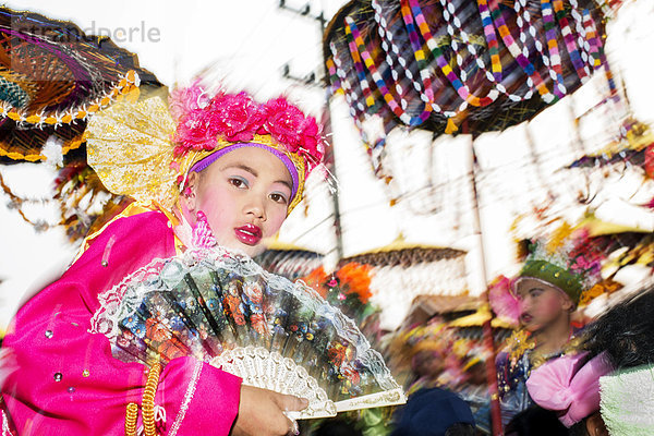 Junge in einem bunten Kostüm hält einen Fächer  auf dem jährlich stattfindenden Poi Sang Long Festival  Mae Hong Son  Thailand