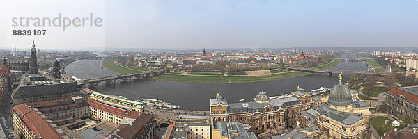 Ausblick von der Dresdener Frauenkirche auf die Elbe  Dresden  Sachsen  Deutschland