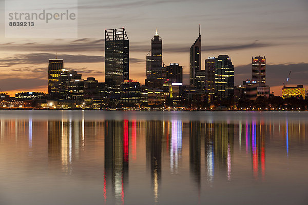 Skyline spiegelt sich im Swan River in der Abenddämmerung  Perth  Western Australia