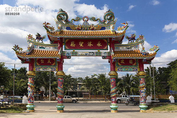 Verziertes Tor am chinesischen Chao Pu Ya Schrein im Thung Sri Muang Park  Udon Thani  Isan oder Isaan  Thailand