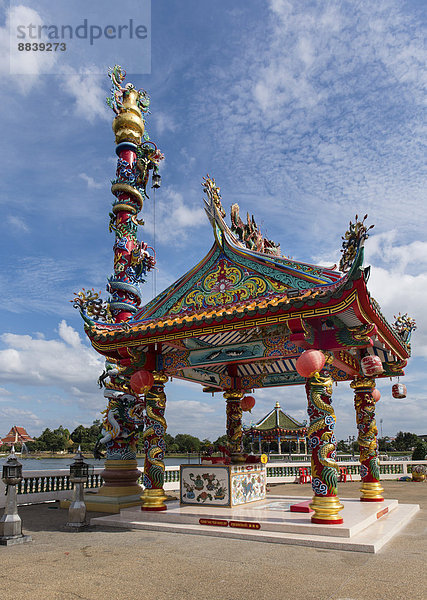 Himmel-Erde-Säule im chinesischen Sanjao Phuya Tempel oder Saan Chao Pu Ya Tempel  am Nong Bua Lake  Udon Thani  Isan  Thailand