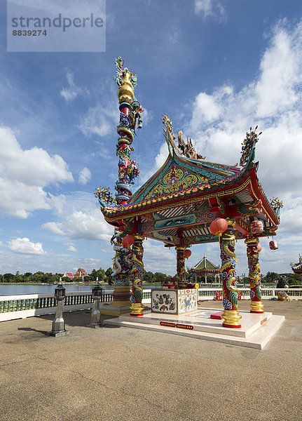 Himmel-Erde-Säule im chinesischen Sanjao Phuya Tempel oder Saan Chao Pu Ya Tempel  am Nong Bua Lake  Udon Thani  Isan  Thailand