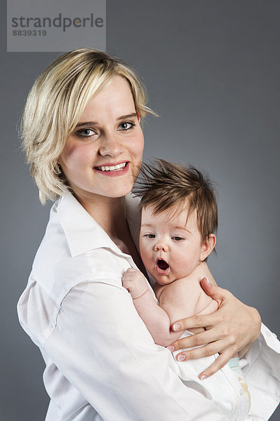 Junge Mutter mit Baby  5 Monate  Deutschland