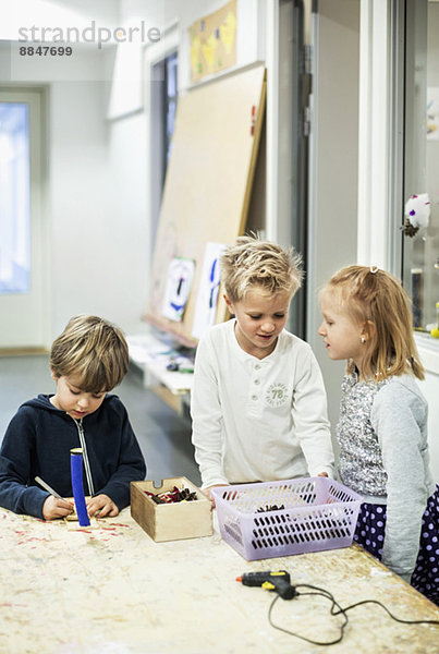 Schüler in der Kunstklasse im Kindergarten