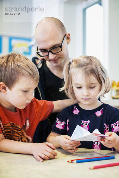 Schüler mit Lehrer in der Kunstklasse im Kindergarten