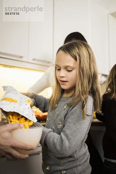 Snack für Mädchen in der Küche