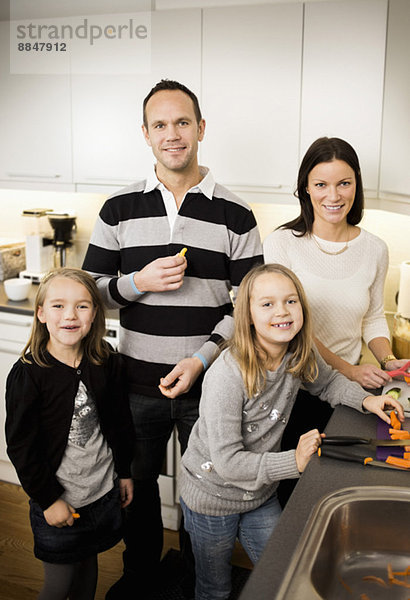 Porträt einer glücklichen Familie in der Küche