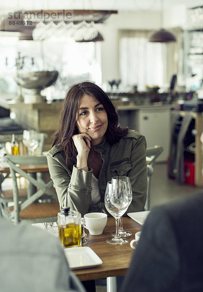 Reife Frau  die beim Mittagessen im Restaurant eine Kollegin ansieht.