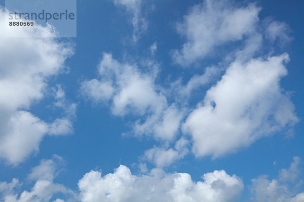 Blauer Himmel mit Wolken