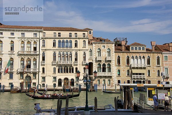 Europa  Ehrfurcht  Fassade  Palast  Schloß  Schlösser  Gondel  Gondola  UNESCO-Welterbe  Venetien  Italien  Venedig