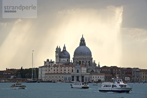 hinter  Europa  Kirche  zuprosten  anstoßen  UNESCO-Welterbe  Venetien  Italien  Punta della Dogana  Venedig