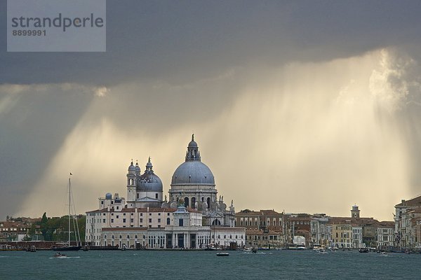 hinter  Europa  Kirche  zuprosten  anstoßen  UNESCO-Welterbe  Venetien  Italien  Punta della Dogana  Venedig