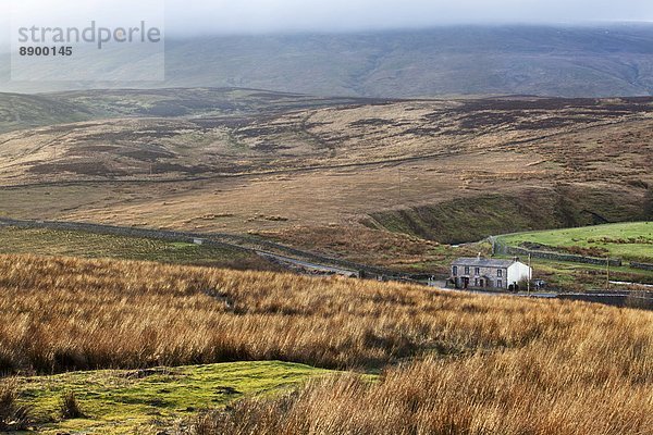 Europa Wohnhaus Großbritannien Einsamkeit fallen fallend fällt Fernverkehrsstraße unterhalb Cumbria England