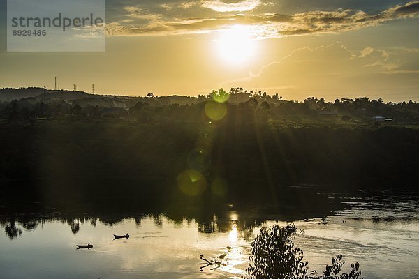 Ostafrika  Sonnenuntergang  Kanu  angeln  Fischer  Afrika  Uganda