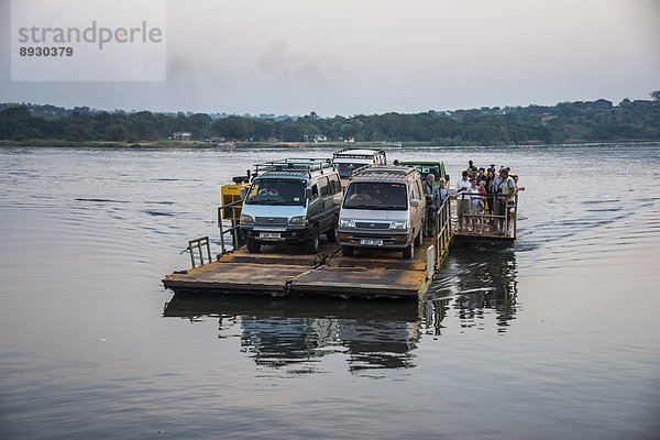 Ostafrika  fallen  fallend  fällt  über  Fähre  Afrika  Uganda