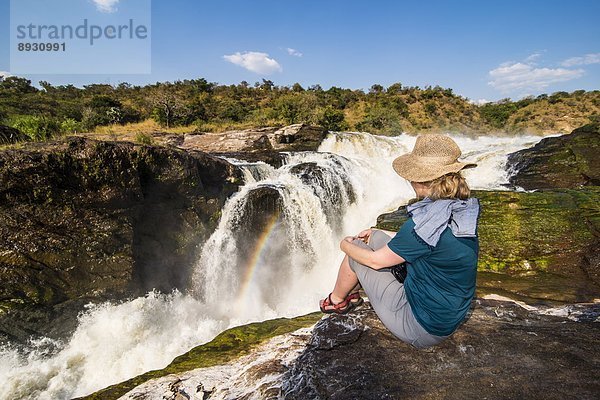 Ostafrika  Frau  fallen  fallend  fällt  Schönheit  Afrika  Uganda