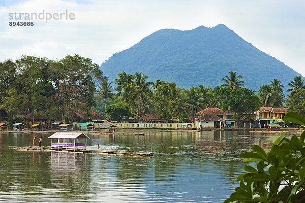 kegelförmig  Kegel  See  Vulkan  Dorf  Südostasien  Asien  Indonesien