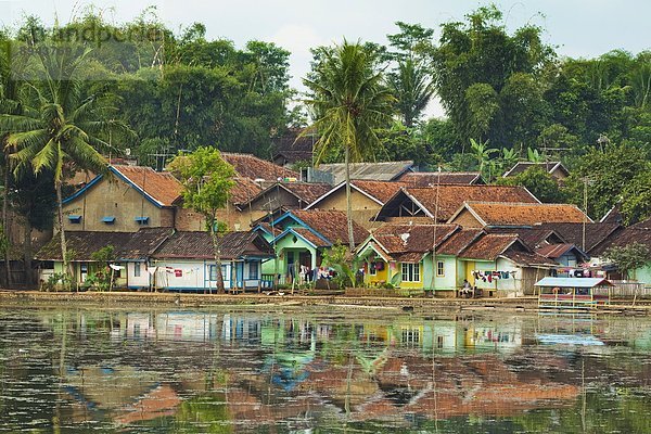 Tradition Wohnhaus See Dorf Hinduismus Südostasien Asien Indonesien