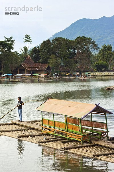 Mann  See  Dorf  Bambus  Südostasien  Asien  Indonesien  Floß