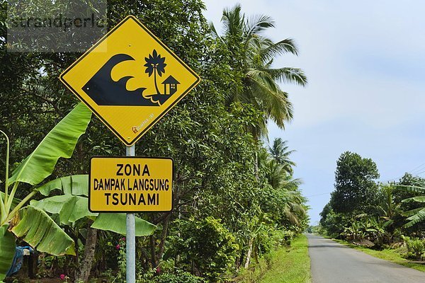 nahe  Küste  Fernverkehrsstraße  Zeichen  Warnung  Südostasien  Asien  Indonesien  Java  Signal  Süden  Tsunami