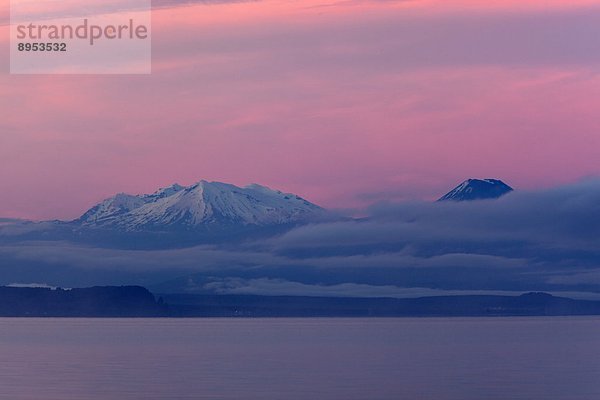 Morgendämmerung  See  Pazifischer Ozean  Pazifik  Stiller Ozean  Großer Ozean  Berg  neuseeländische Nordinsel  Neuseeland