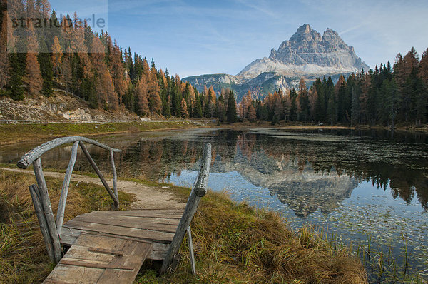 Lago d'Antorno im Herbst  Naturpark Drei Zinnen  Dolomiten  Südtirol  Italien
