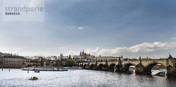 Moldau mit Karlsbrücke oder Karl?v most  hinten die Prager Burg  UNESCO Weltkulturerbe  Prag  Hlavní m?sto Praha  Tschechien