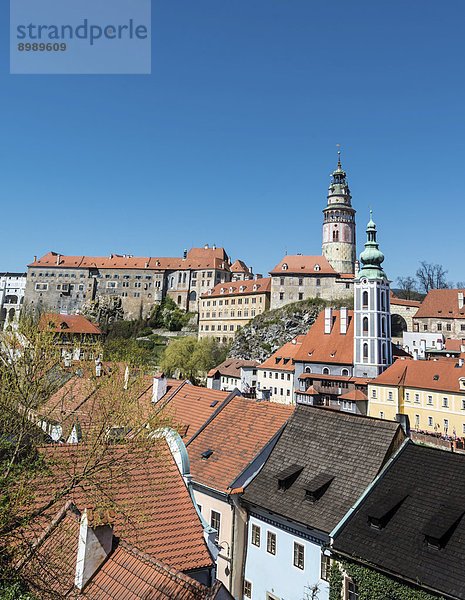 Ausblick auf Schloss Schwarzenberg mit Schlossturm und Sankt Jost Kirche an der Moldau  UNESCO-Welterbe  ?eský Krumlov oder Böhmisch Krumau  Böhmen  Tschechien