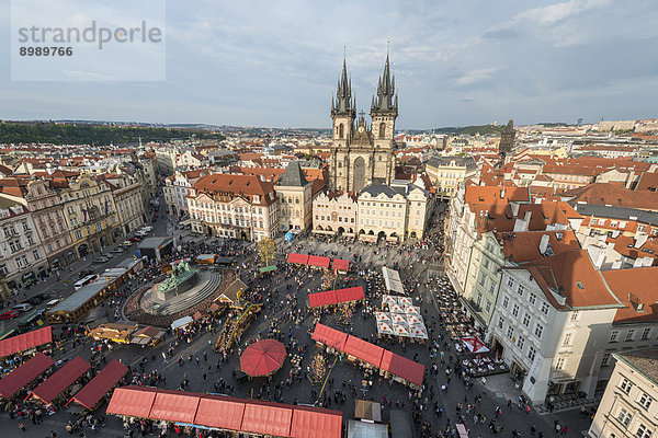 Alter Stadtplatz mit Markt und Teynkirche  Altstädter Ring  Prag  Hlavní m?sto Praha  Tschechien
