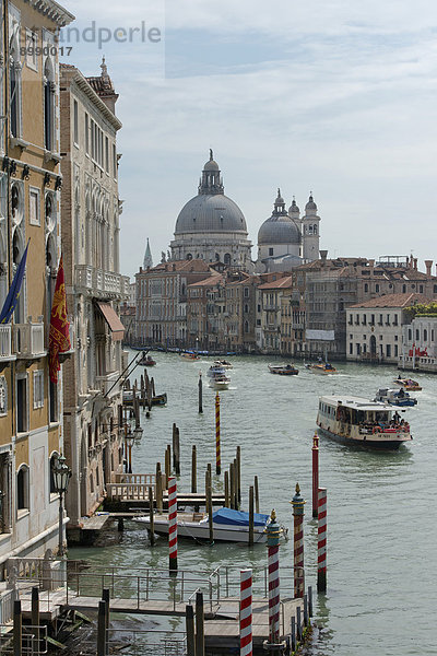Ehrfurcht Kirche zuprosten anstoßen Venetien Italien