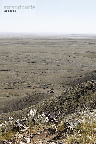 Steppe am Berg der Felsmalereien  bei Bayanzag  Gobi-Gurvansaikhan-Nationalpark  Wüste Gobi  Südwüste  Ömnö-Gobi-Aimag  Mongolei