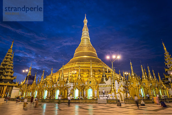 Gläubige  goldener Hauptstupa  Chedi  zur blauen Stunde  Shwedagon Pagode  Singuttara Hügel  Yangon oder Rangun  Yangon-Division  Myanmar